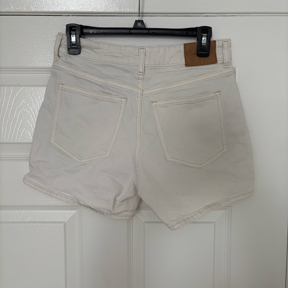 H&M Women's Cream Shorts Size 6 - Picture 2 of 4